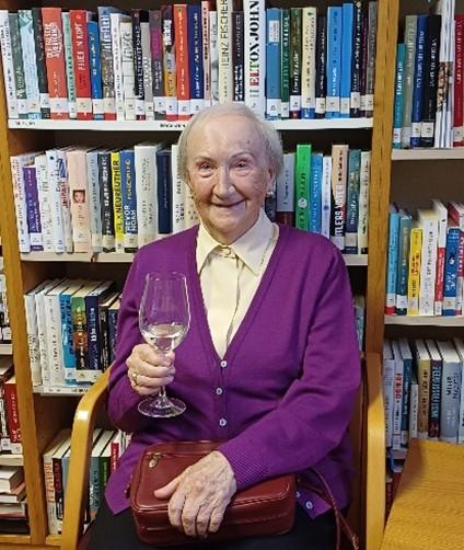 ältere Dame in der Bibliothek